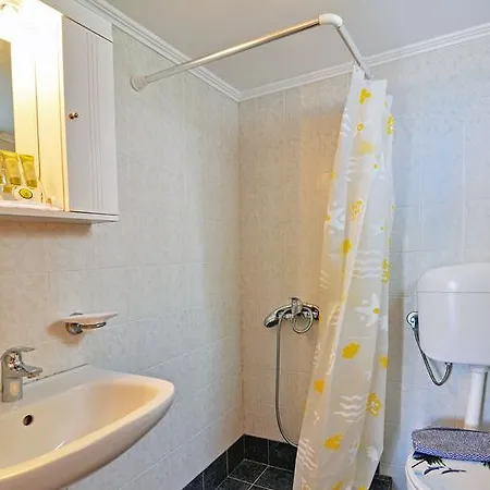 Mimoza Adamantas (Milos)